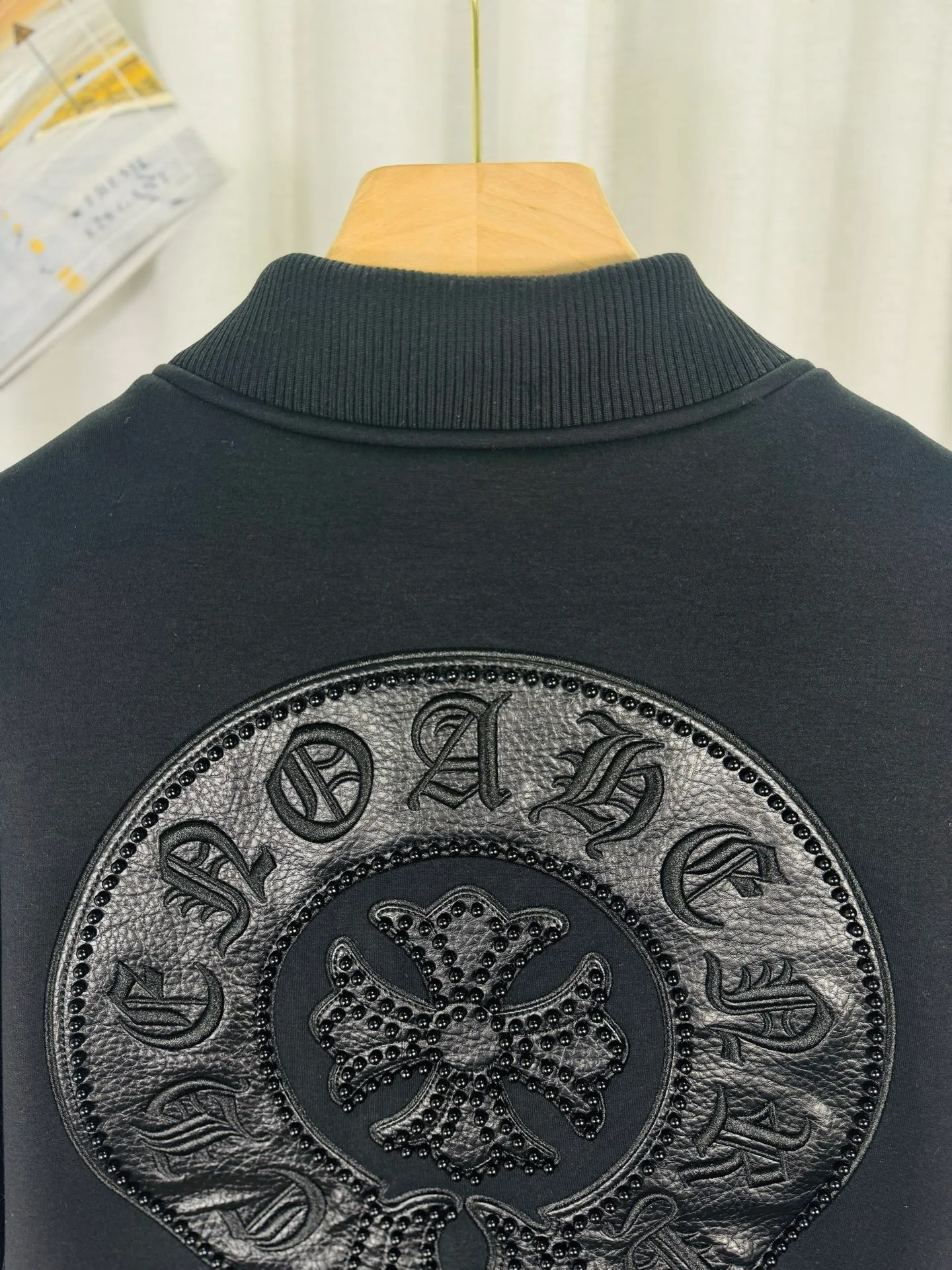 P540 top version, real shot without P, ​​different from market currency) 𝗖𝗵𝗿𝗼𝗺𝗲 𝗛𝗲𝗮𝗿𝘁𝘀/Cro Heart 2025 washed and burned flower patch embroidered autumn and winter new original single counter American patchwork 3D three-dimensional couple casual cardigan plus velvet baseball jacket 👑The highest version! Customized fabric 550g tripe terry fabric! American acid-washed and distressed original fabric, laser burning + patch embroidery, exquisite embroidery of beaded letters!  The best-selling model in the counter, very comfortable to wear. Accessories: original molded and authenticated collar label➕100% silk wash label. Genuine purchase-grade original hangtag➕matching hanging rope➕3D hanging beads➕original packaging bag. Craftsmanship: The original version has consistent wiring! The highest version of the armhole matching technique! Color: Black Size: S M L XL Style No.: 615